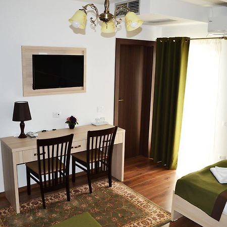 Casa Caroli Hotel Târgu Jiu Eksteriør billede