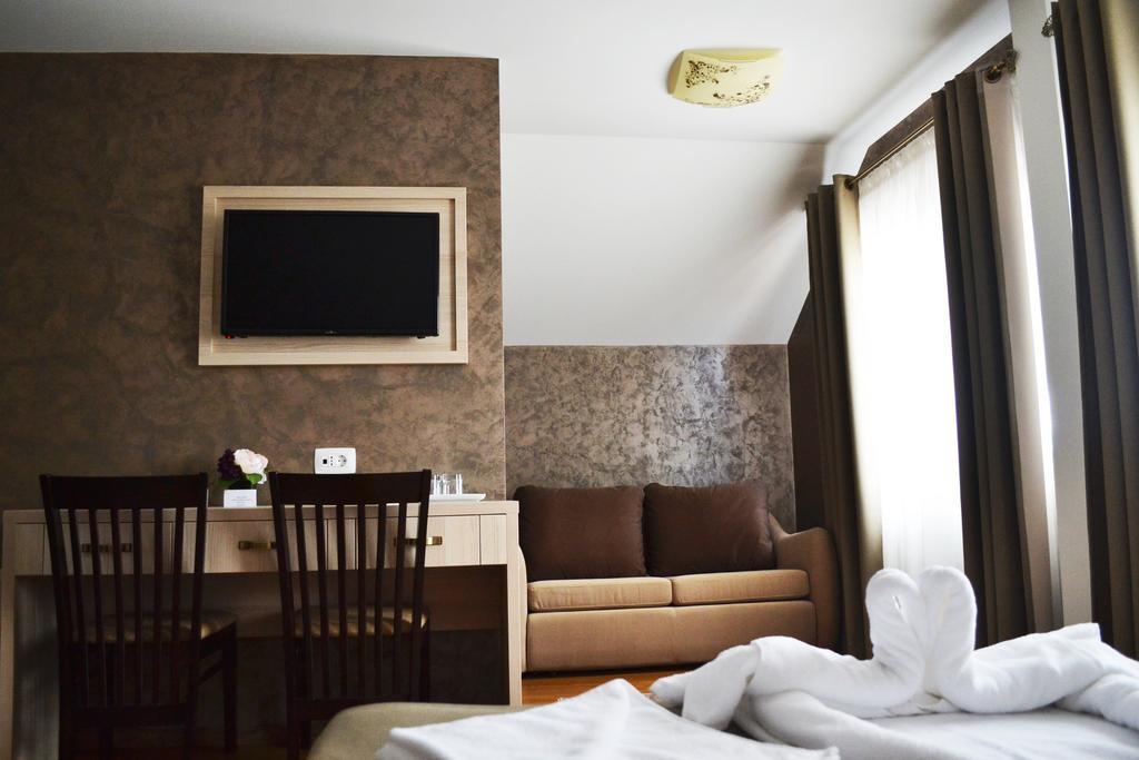 Casa Caroli Hotel Târgu Jiu Eksteriør billede