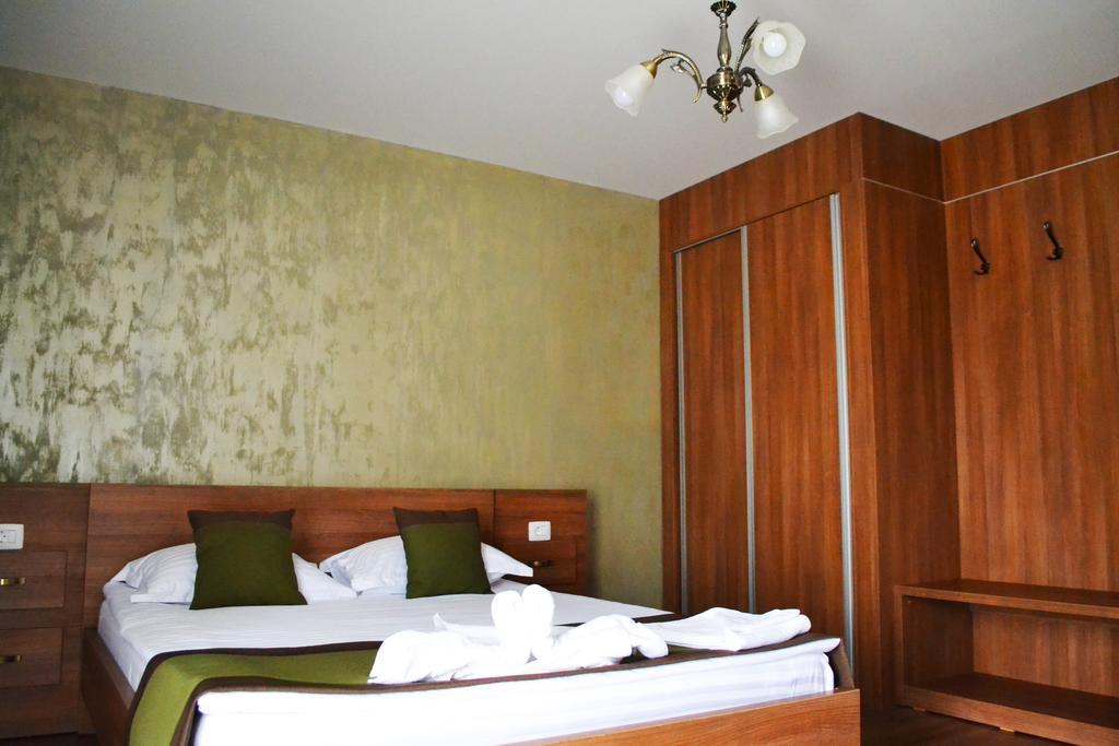 Casa Caroli Hotel Târgu Jiu Eksteriør billede