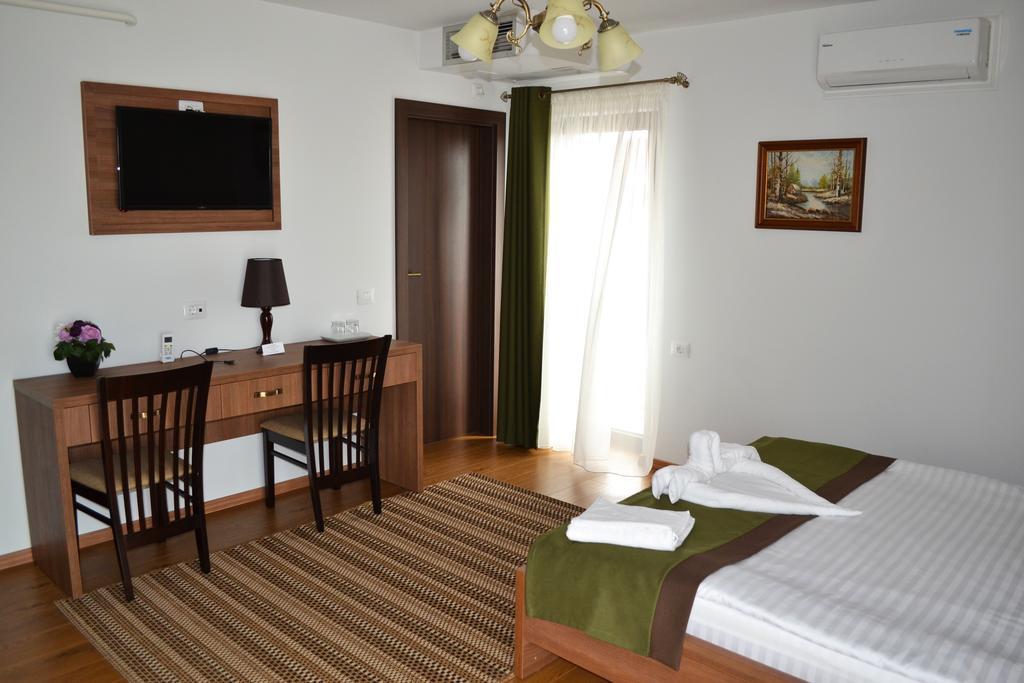 Casa Caroli Hotel Târgu Jiu Eksteriør billede