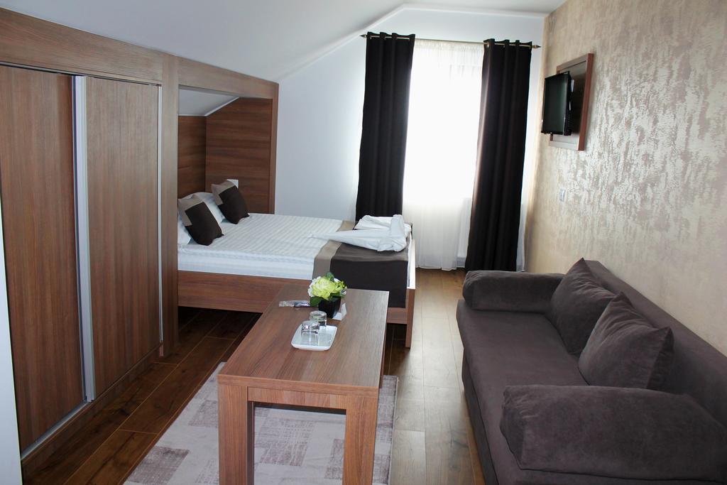 Casa Caroli Hotel Târgu Jiu Eksteriør billede