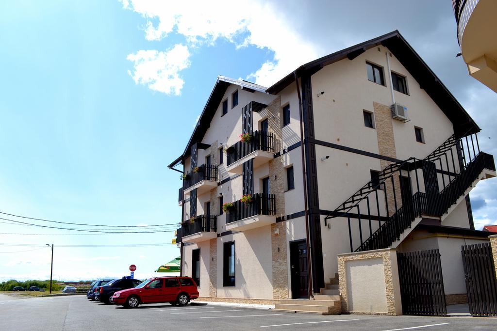 Casa Caroli Hotel Târgu Jiu Eksteriør billede