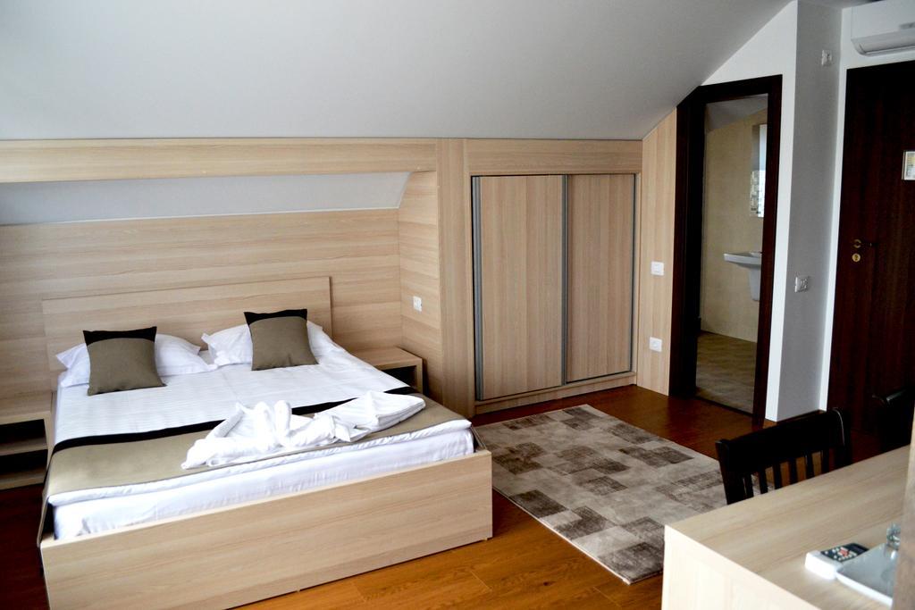 Casa Caroli Hotel Târgu Jiu Eksteriør billede